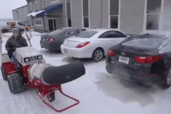 Как се чисти снега по колите в Канада (ВИДЕО)
