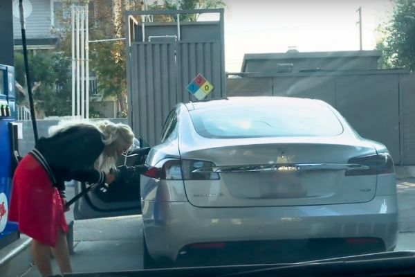 Как да заредиш Tesla на бензиностанция (ВИДЕО)