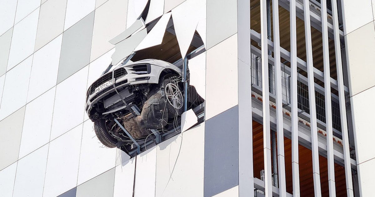 Само в Русия: Porsche опита да излети от третия етаж - AУТОМЕДИЯ