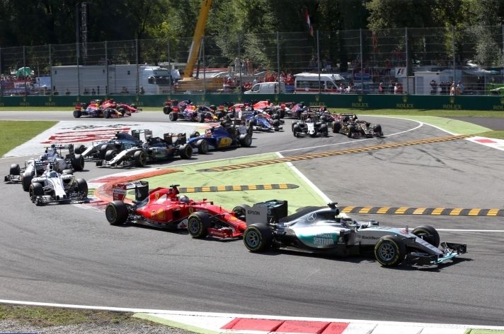 Хамилтън продължава уверено към титлата във Формула 1 Хамилтън продължава уверено към титлата във Формула 1