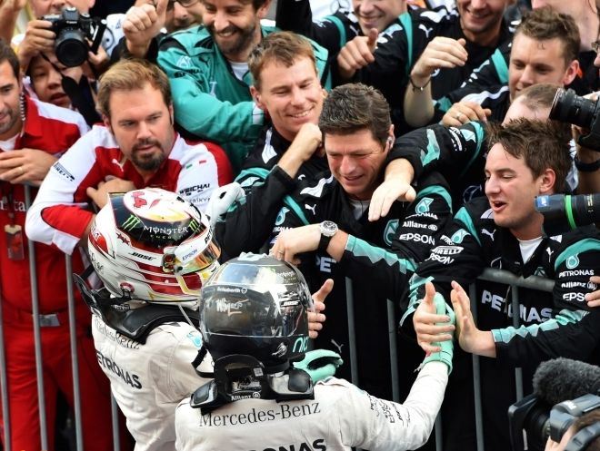 Хамилтън се изравни със Сена по победи