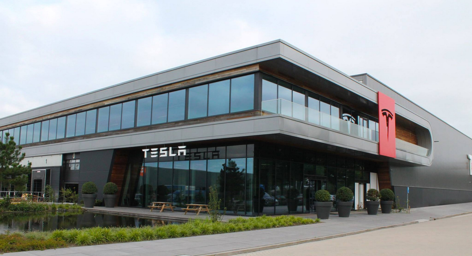 Европейският завод на Tesla отвори врати
