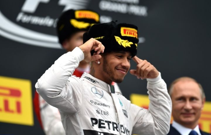 Хамилтън няма спиране по пътя към титлата във Формула 1