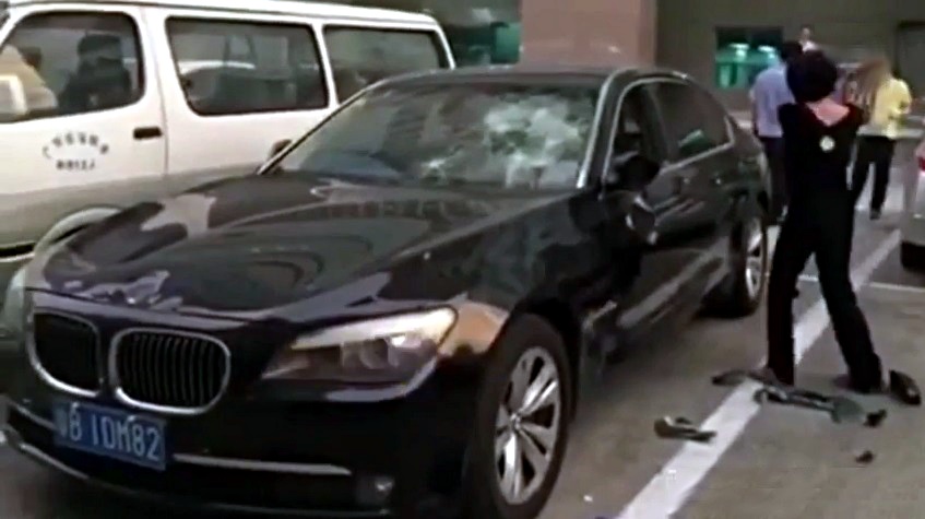 Ревнива китайка потроши чисто ново BMW 740 Ревнива китайка потроши чисто ново BMW 740