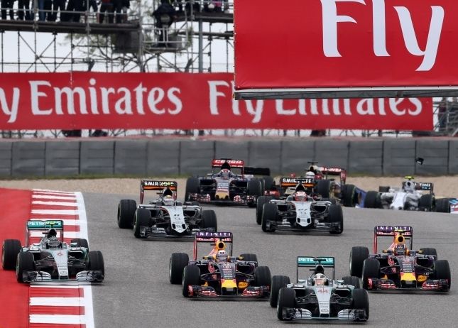 Хамилтън се нареди сред легендите във Формула 1 Хамилтън се нареди сред легендите във Формула 1