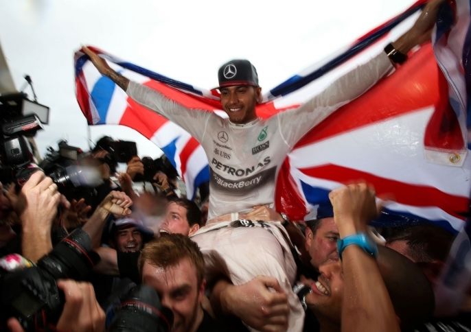 Хамилтън се нареди сред легендите във Формула 1 Хамилтън се нареди сред легендите във Формула 1