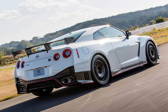 Nissan слага автопилот на новия GT-R
