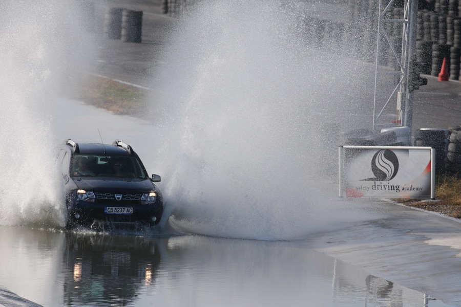 Аквапланингът е сред най-големите врагове на шофьора Аквапланингът е сред най-големите врагове на шофьора