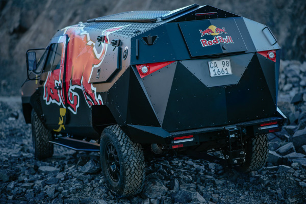 Red Bull превърна Land Rover Defender в изстребител