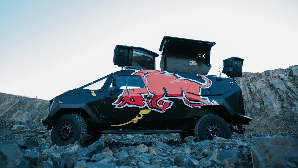 Red Bull превърна Land Rover Defender в изстребител