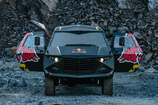 Red Bull превърна Land Rover Defender в изстребител