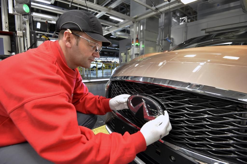Infiniti качи Q30 на конвейера