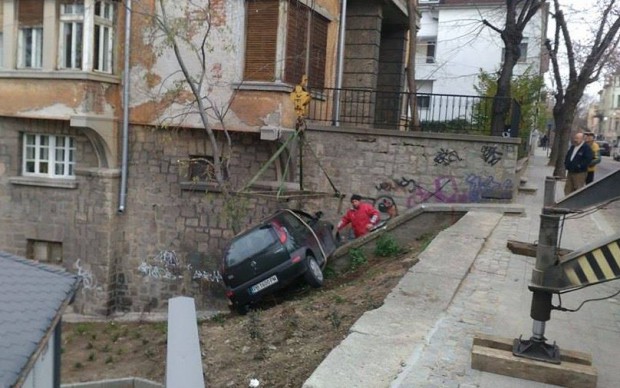 Дама плъзна парапет с кола