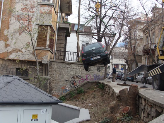 Дама плъзна парапет с кола