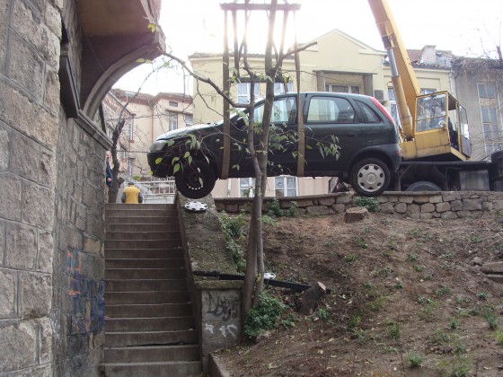 Дама плъзна парапет с кола