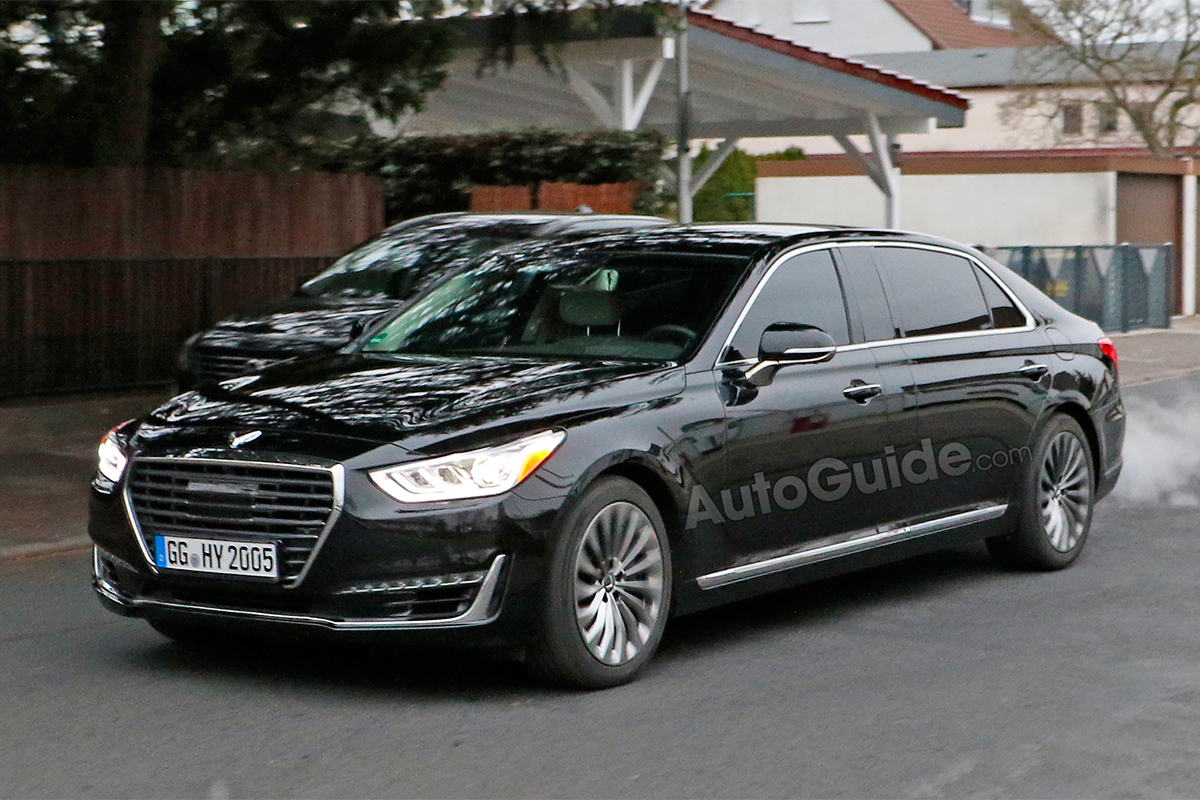 Genesis G90 предизвиква и Maybach