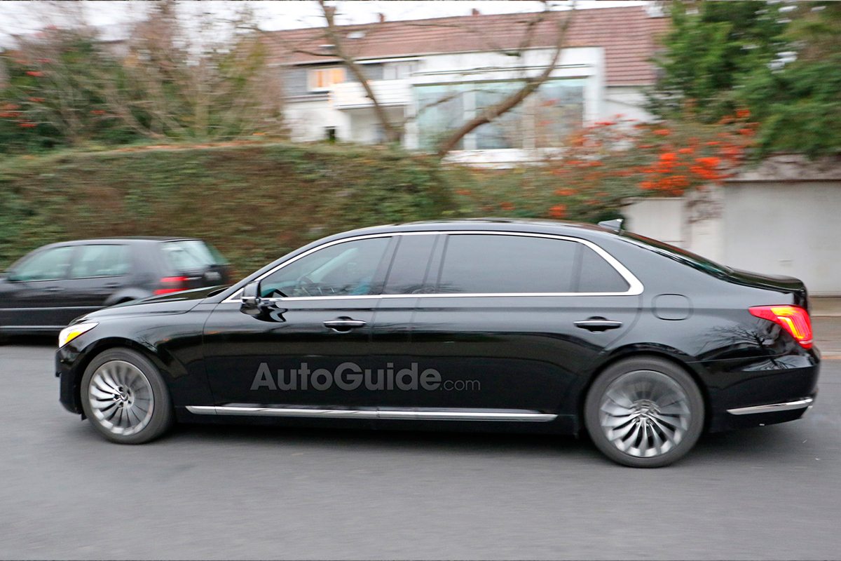 Genesis G90 предизвиква и Maybach