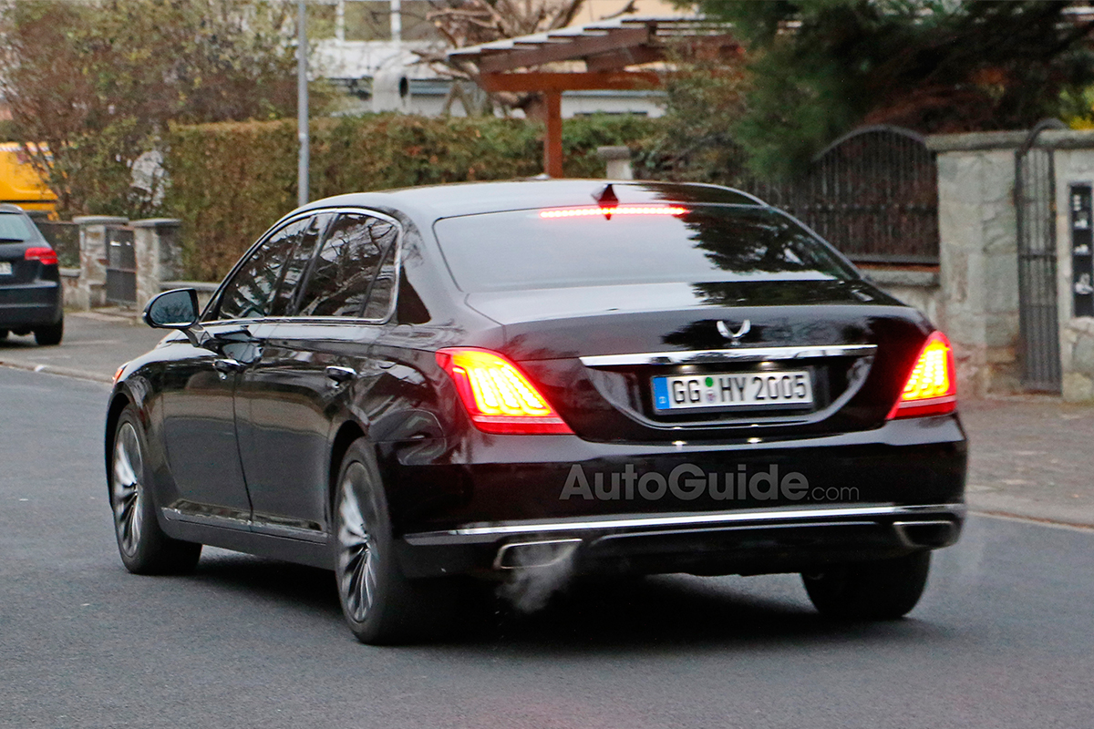 Genesis G90 предизвиква и Maybach