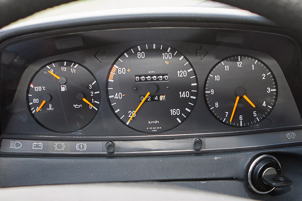 30-годишен Mercedes-Benz с 30 км. пробег