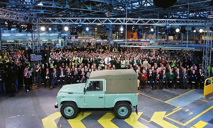 Изпратиха последния Defender с почести Изпратиха последния Defender с почести