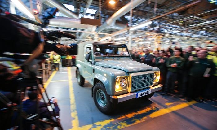 Изпратиха последния Defender с почести Изпратиха последния Defender с почести