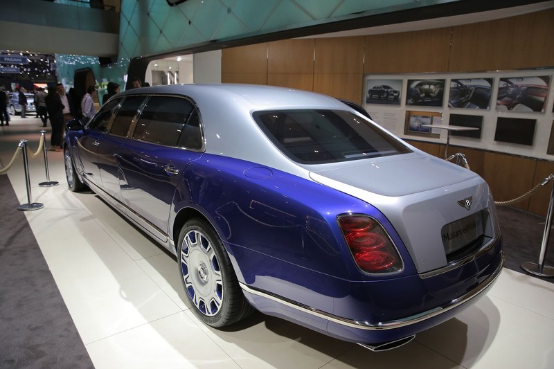 6,5-метрово Bentley Mulsanne акостира в Женева