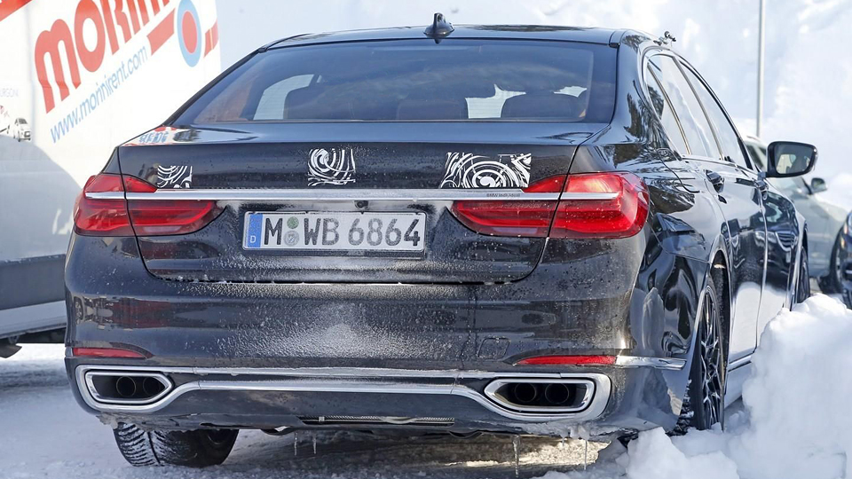 BMW тества първото М7 в историята си BMW тества първото М7 в историята си