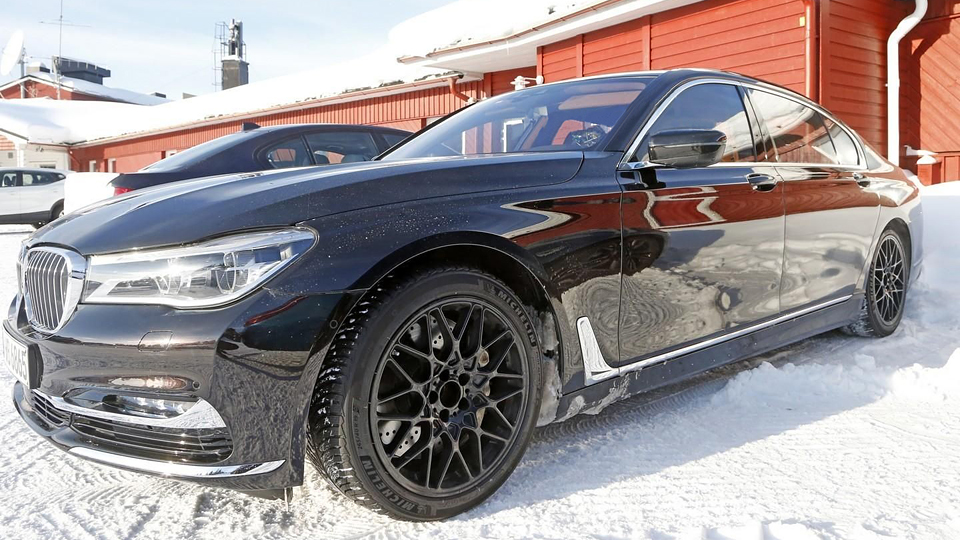 BMW тества първото М7 в историята си BMW тества първото М7 в историята си