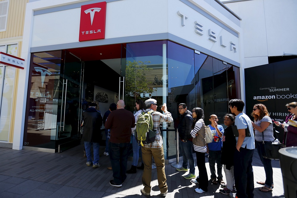 Над 200 000 поръчаха първата масова Tesla