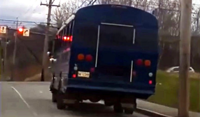 Видео: 12-годишен вилня с автобус в САЩ