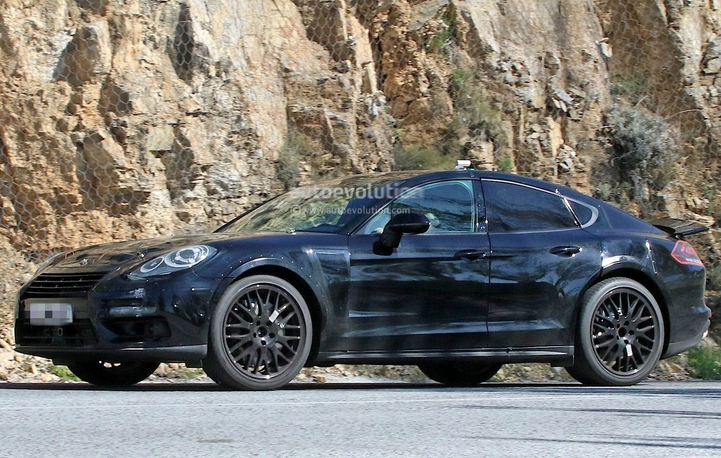 Porsche тества купе с мотор отпред Porsche тества купе с мотор отпред