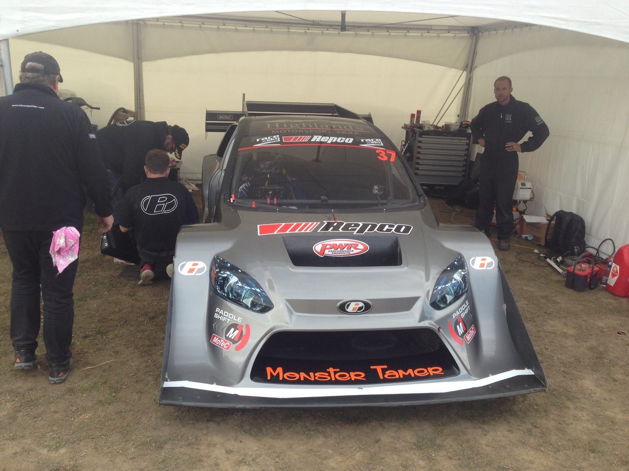 Хибрид между семеен хечбек и суперкола ще атакува Pikes Peak Хибрид между семеен хечбек и суперкола ще атакува Pikes Peak