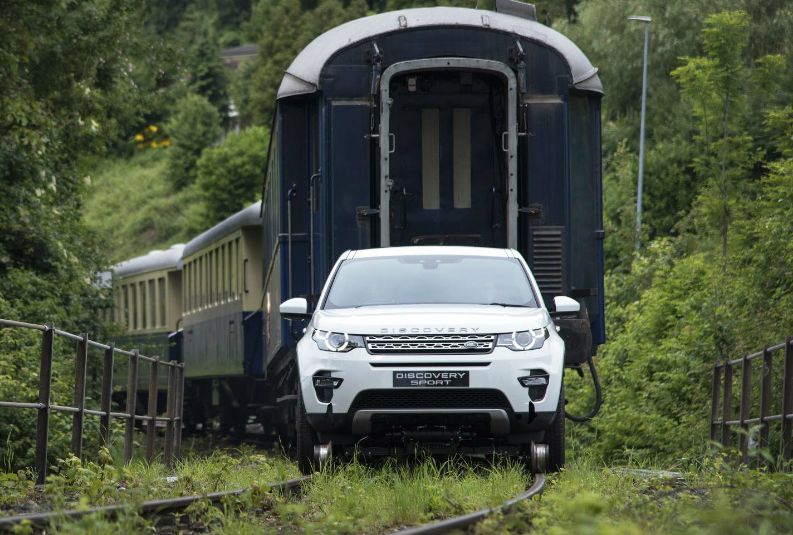 Land Rover Discovery Sport изтегли 100 тона