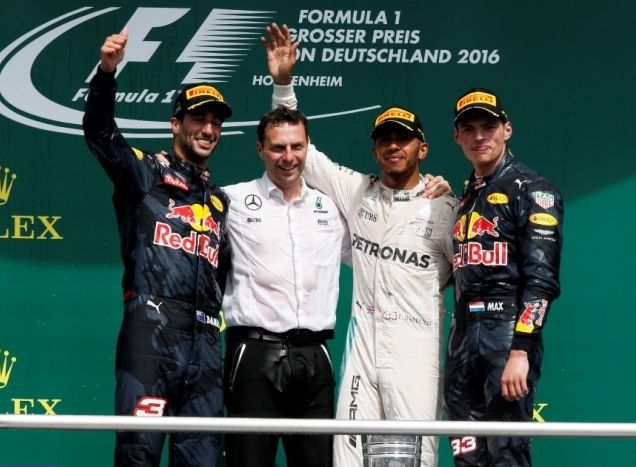 Хамилтън взе четвърта поредна победа във Формула 1 Хамилтън взе четвърта поредна победа във Формула 1