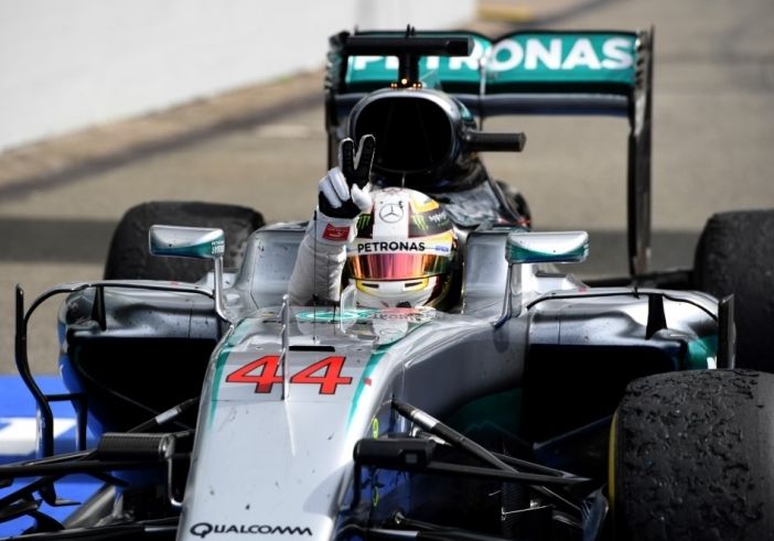 Хамилтън взе четвърта поредна победа във Формула 1 Хамилтън взе четвърта поредна победа във Формула 1