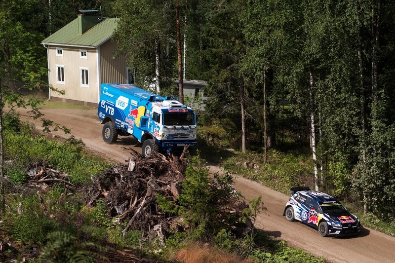 Kamaz Dakar по петите на VW Polo WRC Kamaz Dakar по петите на VW Polo WRC
