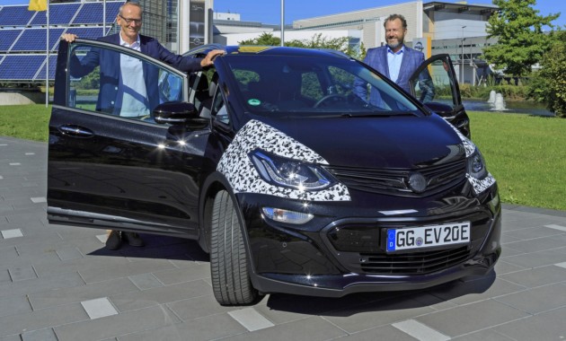 Шефът на GM тества нов модел на Opel