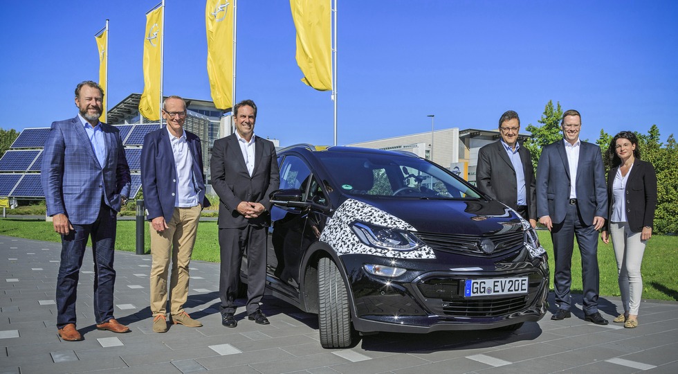 Шефът на GM тества нов модел на Opel