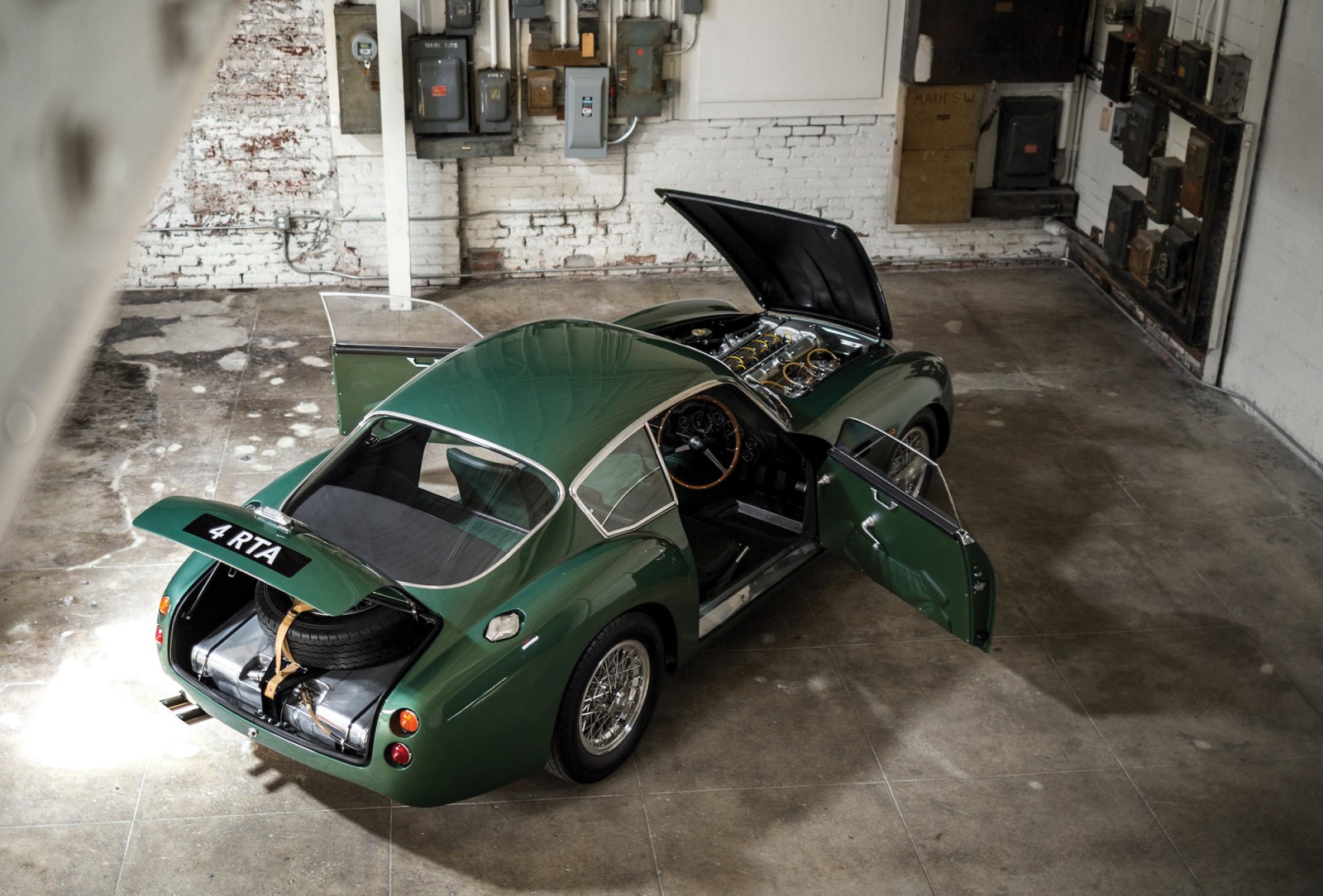 Aston Martin DB4 GT за някакви си 16 млн. долара Aston Martin DB4 GT за някакви си 16 млн. долара