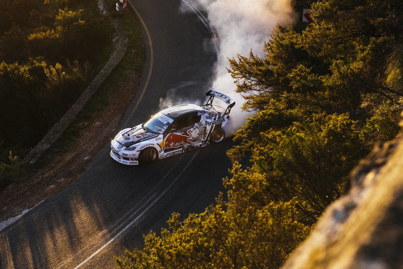 Дрифт пилот покори култов планински проход в Южна Африка (Видео) Дрифт пилот покори култов планински проход в Южна Африка (Видео)