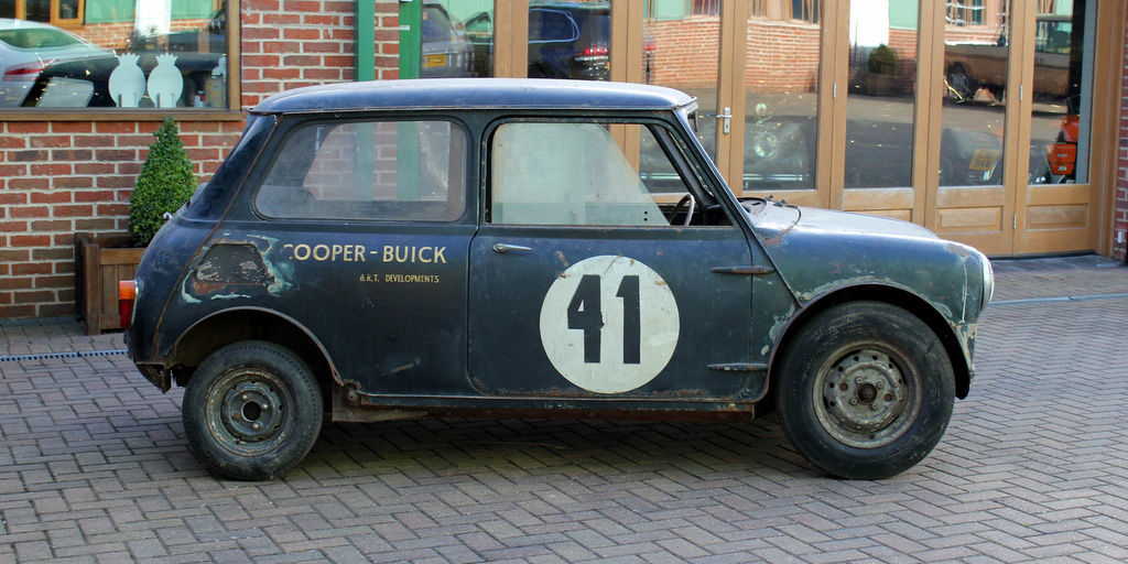 Mini Cooper-Buick има V8 мотор и преден мост от Jaguar E-Type
Mini Cooper-Buick има V8 мотор и преден мост от Jaguar E-Type