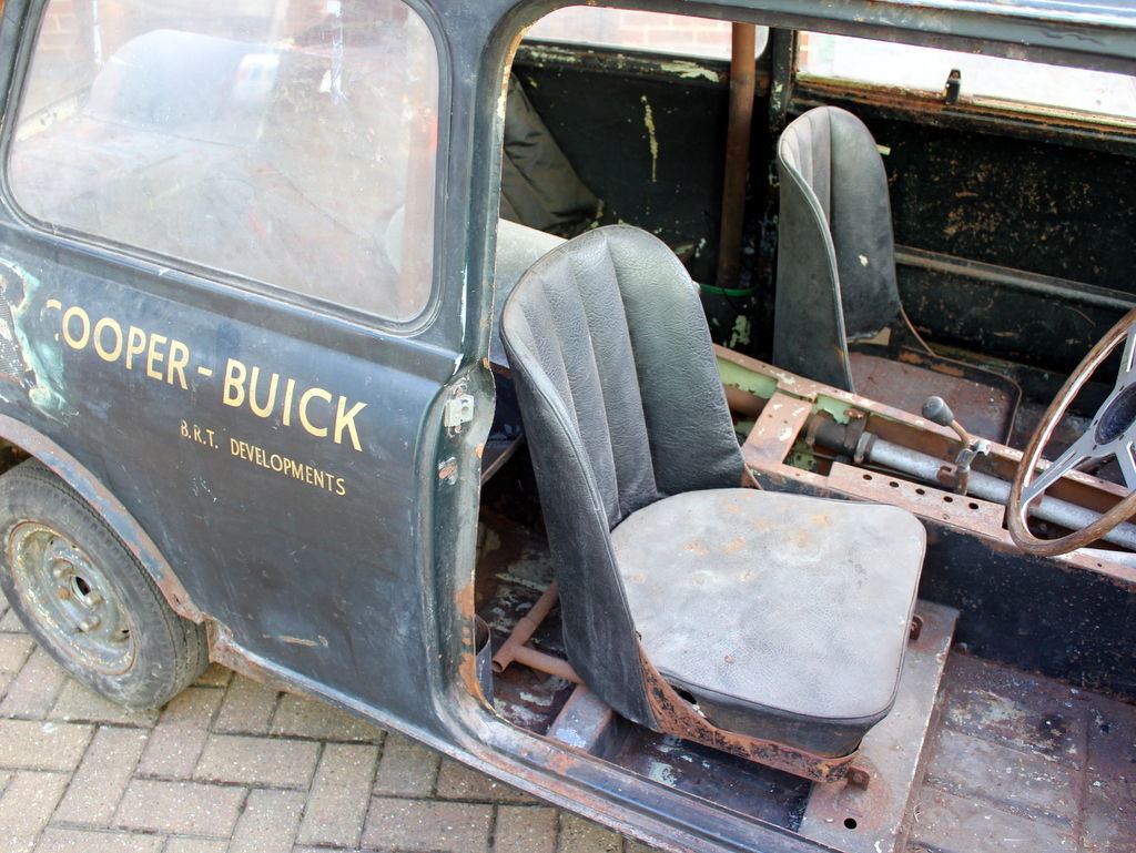 Mini Cooper-Buick има V8 мотор и преден мост от Jaguar E-Type
Mini Cooper-Buick има V8 мотор и преден мост от Jaguar E-Type