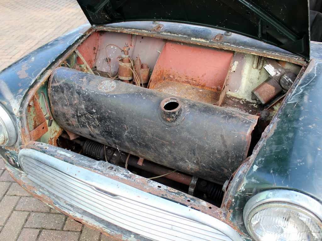 Mini Cooper-Buick има V8 мотор и преден мост от Jaguar E-Type
Mini Cooper-Buick има V8 мотор и преден мост от Jaguar E-Type