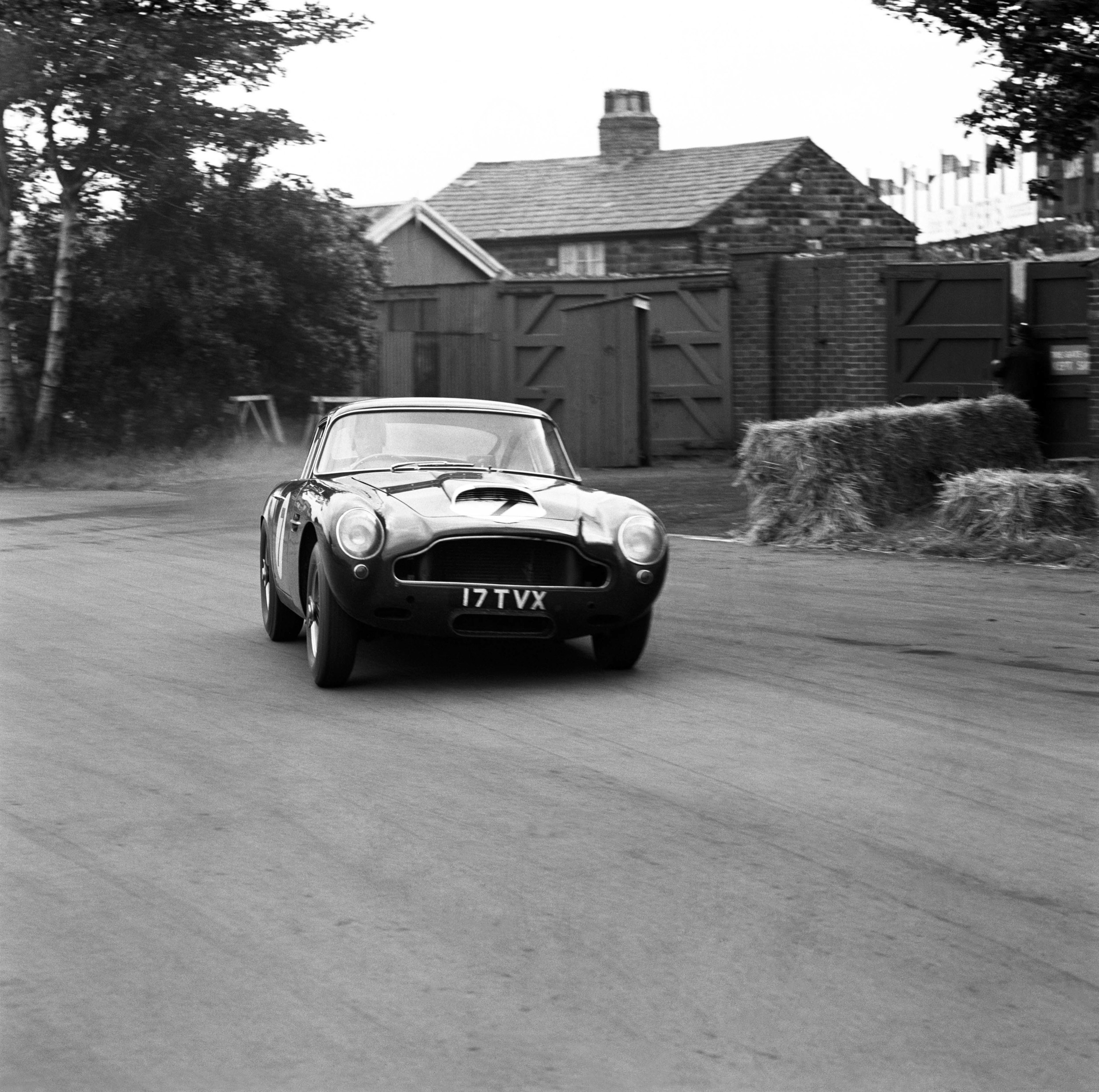 Култовият Aston Martin DB4 GT се връща на пазара