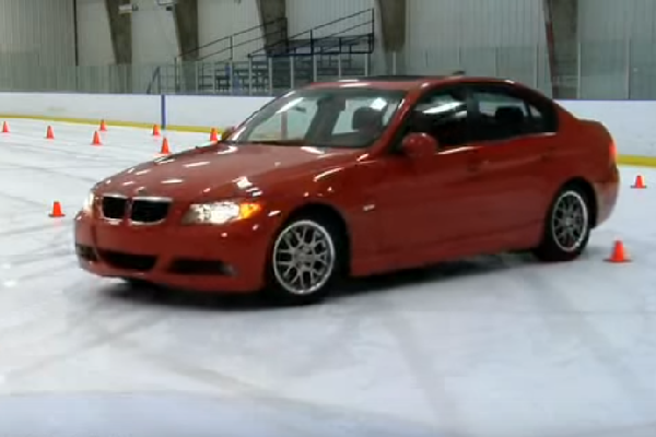 Как се представят гумите на чист лед (Видео)