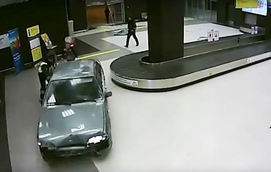 Пиян и дрогиран руснак си направи рали на летище (Видео) Пиян и дрогиран руснак си направи рали на летище (Видео)