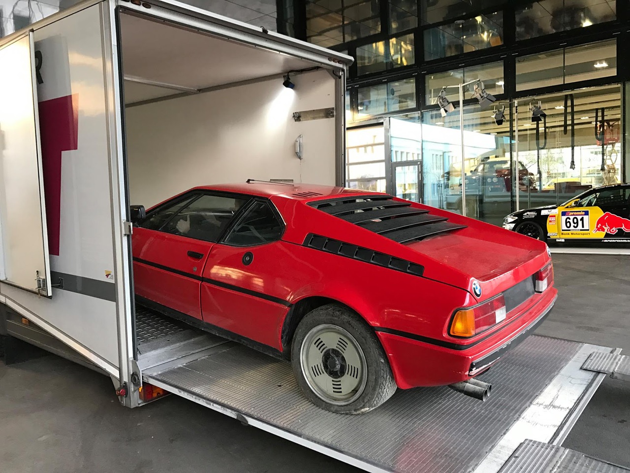 Уникално BMW M1 прекара 34 години забравено в гараж