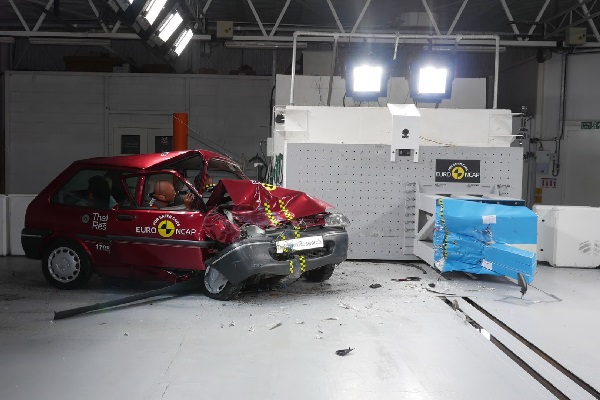 Euro NCAP сблъска челно стар Rover и нов Honda Jazz (ВИДЕО) Euro NCAP сблъска челно стар Rover и нов Honda Jazz (ВИДЕО)