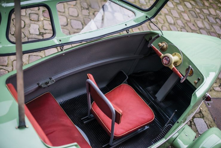 Рядка френска триколка събра погледите на колекционерите Рядка френска триколка събра погледите на колекционерите