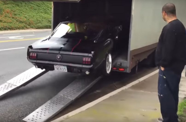 Най-нелепата авария с Ford Mustang (Видео)